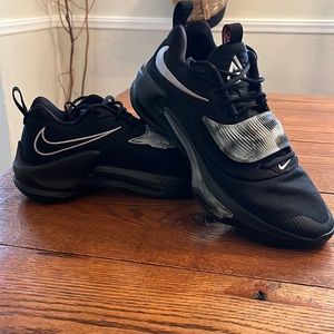 Mens Giannis basketball sneakers size 11